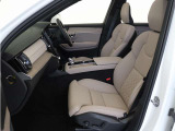 優れた快適性を伝統とするXC90のシートに採用されたエレガントなノルディコはバイオ素材を原料としており、ビロードのような独特の風合いが特徴です。