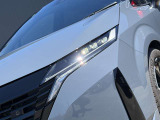 夜間走行の様々な局面に向けて、LEDヘッドランプで視認性をしっかり確保☆ハロゲンヘッドランプのおおよそ2倍の光量で、広範囲に明るくドライバーをサポートしてくれます。