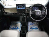 運転にかかわる様々な操作を安全に行えるように視点移動が少なく、操作性に配慮されたスイッチ類が凝縮されたコクピットです。