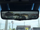 【デジタルインナーミラー(トヨタ)】車両後方カメラの映像をルームミラーに映すことが出来ます。 そのため、後席に人や荷物があって後方が見えづらい場合でもしっかり視界を確保することが出来ます。