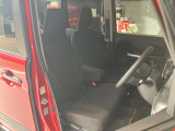 運転席、助手席です。座面も広くゆったりと座れてアームレストも付いているので重宝します。