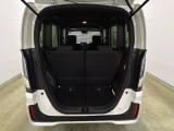 開口部も広く荷物の積み下ろしもしやすいお車となっております。シートの背もたれは5:5の割合で背もたれを可倒でき、前後のシートスライドもできるので荷室をひろげることができます。