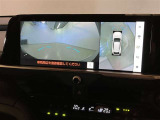 【パノラミックビューモニター】映像で、見づらい車両周辺の確認をアシスト。クルマを真上から見ているような映像を表示。 運転席から確認しにくい車両周囲の状況を把握。
