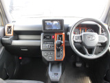 操作性に優れた運転席となります!小物入れや各ボタンの配置にこだわり、使いやすいです!座り心地もよく視認性も良好なのでロングドライブもお任せ下さい!