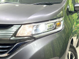 【LEDヘッドライト】悪天候や夜間走行時も良好な視界を確保し安心して運転できる高輝度LEDヘッドライトを装備!点灯速度が早く、消費電力も抑えられています。