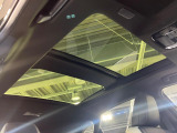 【パノラマルーフ】大型のガラスルーフ搭載で車内の解放感が一気にアップ!開放的なドライブをお楽しみいただけます。