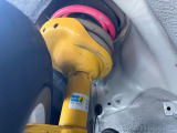 【ビルシュタイン製ダンパー】高速走行時の車両安定性を向上させてくれる人気の装備。街乗りの乗り心地も犠牲にせず、スポーティな走行をお楽しみいただけます♪