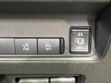 【ハンズフリー機能付き両側パワースライドドア】スライドドアの下に足先を入れてすぐ引くと、自動的にスライドドアが開閉します!荷物で両手がふさがった状態でも、ドアの開閉ができてとっても便利!