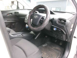 運転席の足元広々としているので運転しやすいです。