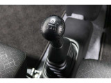 扱いやすい位置に配置されたフロアマニュアルトランスミッションです☆車を自在に操る感覚はマニュアルならではのもの。こだわりのマニュアルで気持ちのいい走りが楽しめますよ♪