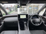 【運転席・インパネまわり】ハンドル・シート・フロアーなど隅々までプロによるクリーニング済み☆彡キレイな車内でドライブが一層快適にお楽しみいただけます!!