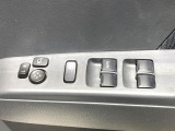 【電動格納ミラー】サイドミラーは電動格納式となっており、狭い駐車場でもキズがつくリスクを抑えられます。