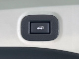 【パワーバックドア】スマートキーや運転席のボタンを押すだけでリアゲートが自動で開閉します!荷物を持っている時や、高い位置にあるバックドアを閉める際に便利な機能です♪