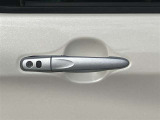 ドアハンドルのスイッチを押すとドアロックが施錠しますので爪やアクセサリーでボディをひっかいてしまうこともありません。これならドア周辺に小さなキズを付けてしまうこともなくなりそうです☆