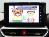 【TV画面】フルセグTVの視聴が可能。高画質な映像で、移動中や待ち時間でもテレビ番組を同乗者の方と楽しめます。