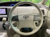 インテリアに合わせたデザインのステアリングは、運転される方のことも考え、運転しやすい形状、大きさです。是非一度、実際に触ってお確かめください。