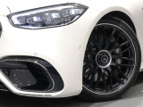 AMGナイトPKG 専用ダーククロームフロントグリルとAMG21インチ鍛造AWになります