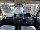 【運転席・インパネまわり】ハンドル・シート・フロアーなど隅々までプロによるクリーニング済み☆彡キレイな車内でドライブが一層快適にお楽しみいただけます!!