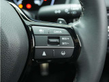 ◆アダプティブクルーズコントロール◆予め設定した車速内でクルマが自動的に加減速。前走車との適切な車間距離を維持しながら追従走行します。【LKAS】車線維持支援システムでステアリング操作を支援。