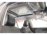 【パノラマサンルーフ】車内に採光を。明るく開放的な気持ちの良いドライブが楽しめます。チルトアップ機能を使うことで冬などでも寒さを感じずに換気をすることが可能です。