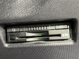 【ETC】有料道路を利用する際に料金所で停止することなく通過できる、ETC車載器(ノンストップ自動料金収受システム機器)が装備されています。セットアップを行うことで利用可能になります。