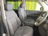 運転席まわりには十分なスペースがあり、大柄な方でもゆったり運転していただける環境です。