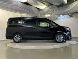運転席側も電動スライドドアになってます。ショッピングなどでのお買い物時手がふさがっていてもドアに軽く触れるかリモコンで開閉できるので便利です!
