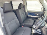 運転席まわりには十分なスペースがあり、大柄な方でもゆったり運転していただける環境です。