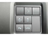 コーナーセンサーを車の前後に装備。障害物までの距離に応じて警告音を変えてお知らせ。縦列駐車時や駐車場・車庫などでの取り回しをサポートします。詳細は販売店スタッフまでおたずねください。