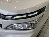 【LEDヘッドライト】悪天候や夜間走行時も良好な視界を確保し安心して運転できる高輝度LEDヘッドライトを装備!点灯速度が早く、消費電力も抑えられています。