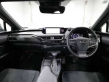 上質で落ち着いた印象のインパネ。視界も広々で運転しやすいです。