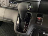 CVT車のセレクトレバーです。低速から高速まで、変速ショックのないスムーズな走りと、エンジン効率のよい領域を維持して燃費にも貢献します。サイドブレーキはスイッチ操作の電子制御パーキングブレーキです。