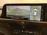 映像で見づらい車両周辺の確認をアシスト。クルマを真上から見ているような映像を表示。 運転席から確認しにくい車両周囲の状況を把握。