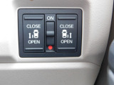 両側パワースライドドアのスイッチで運転席から操作できます。もちろんドアハンドルで操作も可能です。