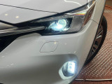【LEDヘッドライト】悪天候や夜間走行時も良好な視界を確保し安心して運転できる高輝度LEDヘッドライトを装備!点灯速度が早く、消費電力も抑えられています。