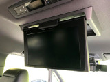 【12.1型フリップダウン】大画面モニターで後席でもエンタメをお楽しみいただけます。家族や友人とお出かけする機会が多い方に大人気です♪
