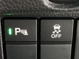 パーキングセンサーを装備しています。車両前後の障害物を検知し、音や表示で知らせてくれるため、駐車時の接触リスクを軽減します。狭い場所での取り回しも安心です。