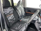 高いホールド性で運転姿勢が安定します。長距離ドライブでも疲れにくいのが魅力です。快適なドライビングライフをお送りください♪