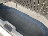 トランク下小物入れがあります。