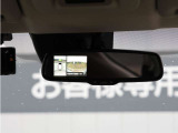 ルームミラーにアラウンドビューモニターが映るので楽々駐車
