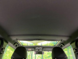 【ガラスルーフ】ガラスルーフ搭載で車内の解放感が一気にアップ!開放的なドライブをお楽しみいただけます。
