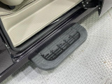 【電動サイドステップ】車高の高いお車でも、これがあれば小さいお子様の乗り降りも楽々♪スライドドアと連動して作動する為、煩わしい操作は不要です!