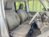 運転席まわりには十分なスペースがあり、大柄な方でもゆったり運転していただける環境です。
