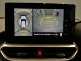 【パノラマモニター】車両を上空から見たような映像をナビ画面に表示。狭い駐車場でも周囲の状況を把握しやすく、駐車をサポートします。