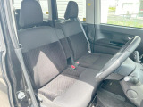 運転席まわりには十分なスペースがあり、大柄な方でもゆったり運転していただける環境です。