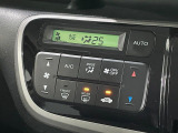 【オートエアコン】一度お好みの温度に設定すれば、車内の温度を検知し風量や温度を自動で調整。暑い&hellip;寒い&hellip;と何度もスイッチ操作をする必要はありません。快適な車内空間には必須の機能ですね♪