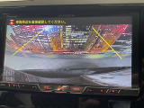 【バックカメラ】運転席から画面上で安全確認ができます。駐車が苦手な方にもオススメな便利機能です。