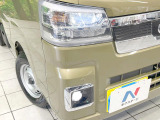 【LEDヘッドライト】悪天候や夜間走行時も良好な視界を確保し安心して運転できる高輝度LEDヘッドライトを装備!点灯速度が早く、消費電力も抑えられています。