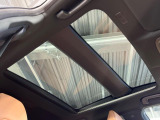 【サンルーフ】ボタンひとつで開閉可能!開放感たっぷりのサンルーフが装着されています!車内に明かりを取り入れたり景色を楽しむ以外にも、よどみがちな車内の空気も簡単に換気できて快適です!
