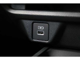 ドライブの時間をスマートフォン等の充電時間に。運転席からも助手席からも使いやすい位置に、急速充電対応タイプのUSBジャックを設けました。